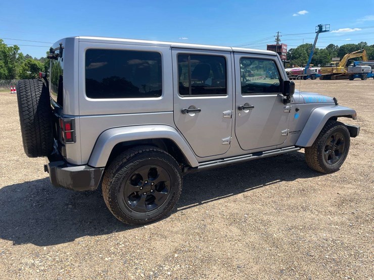 2015-jeep-wrangler-unlimited-sahara-image-3