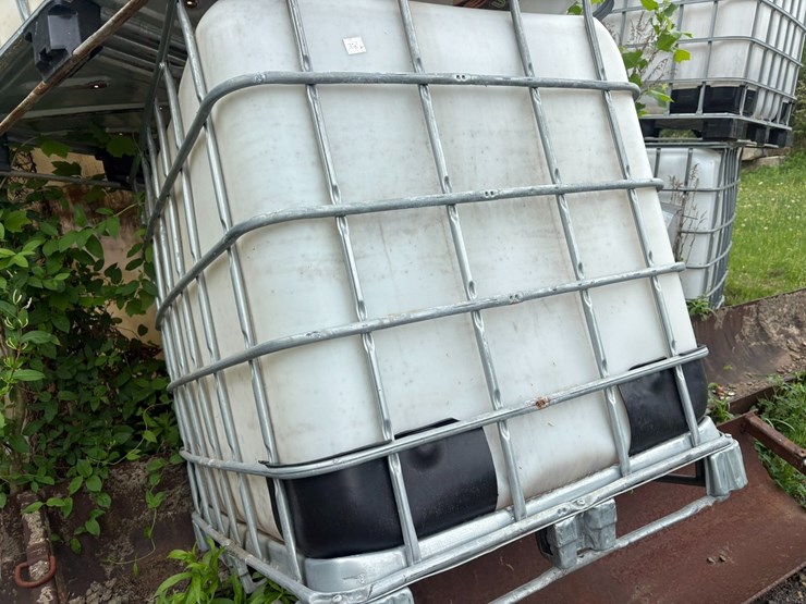#23983-•-lot-of-(13)-poly-tanks-w/-cage-image-5