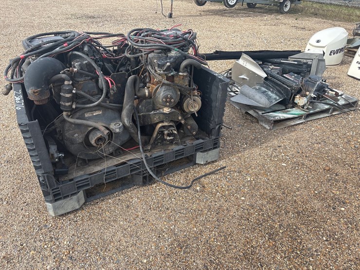 #36276-•-pallet-with-2-mercruiser-outboard-motor-ends-and-2-mercruiser-gas-engine-image-1