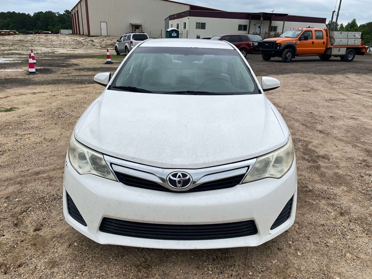 2014-toyota-camry-le-4-door-sedan-(169,990-miles)-image-5