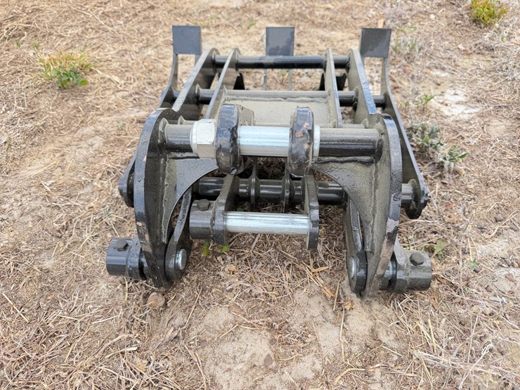#605-•-16"-mini-excavator-thumb-attachment-image-3