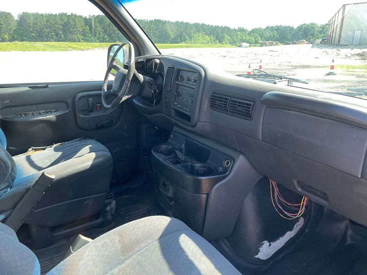 2002-chevrolet-express-2500-image-18