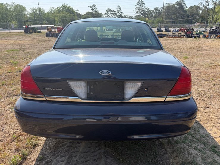 #552-•-2004-ford-crown-victoria-image-3