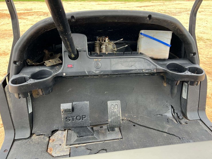 club-car-2-seater-gas-golf-cart-(2,403-hours)-image-14