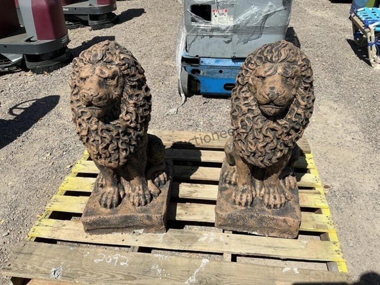 (2)-concrete-lion-statues-image-3