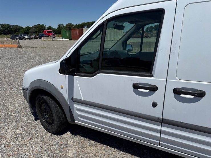2010-ford-cargo-image-11