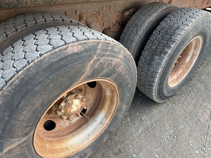 2006-freightliner-m2-106-image-11