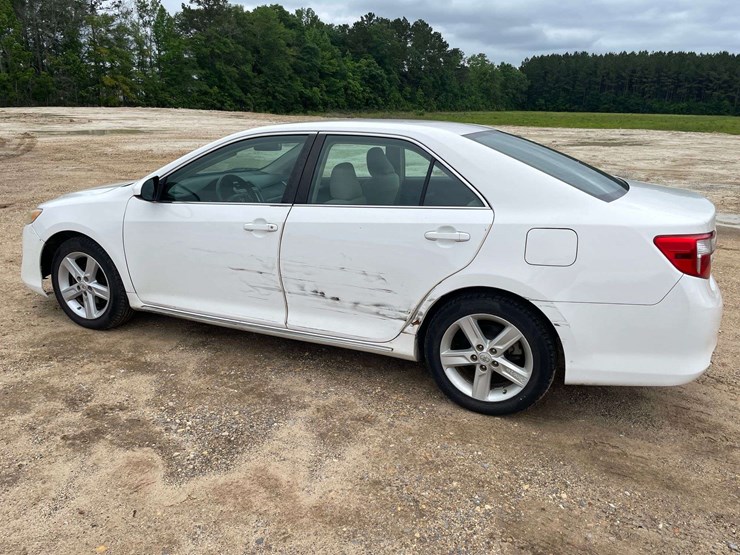 2014-toyota-camry-le-4-door-sedan-(169,990-miles)-image-2
