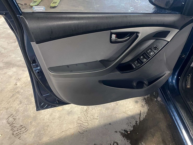 2016-hyundai-elantra-4-door-sedan-(99,032-miles)-wrecked-image-9
