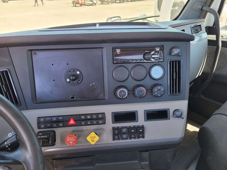 2019-freightliner-cascadia-116-image-21