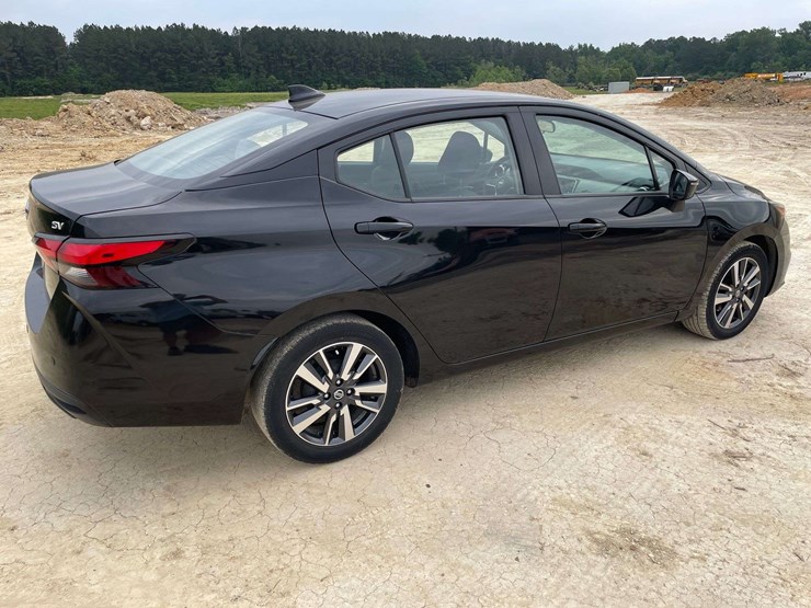 2021-nissan-versa-sv-4-door-sedan-(131,852-miles)-image-3