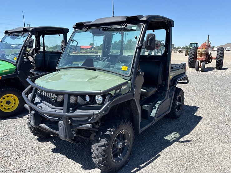 2023-john-deere-gator-image-1