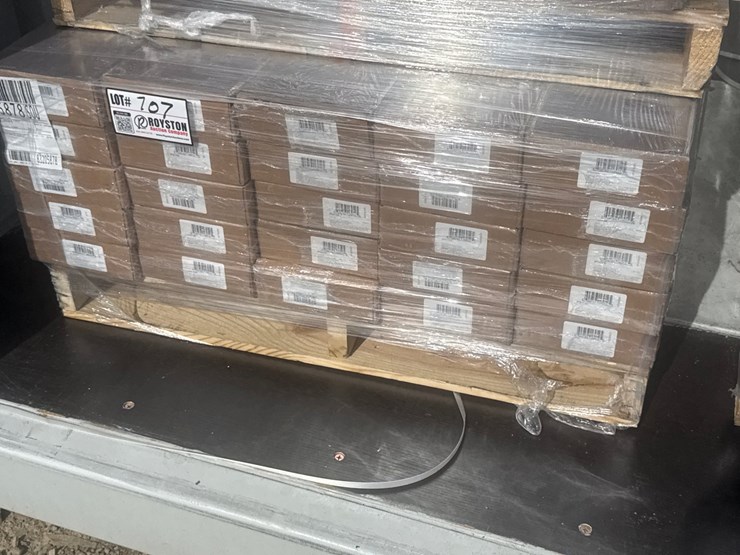 #707-•-25-boxes-of-new-flooring-423.25-sq-ft-mohawk-optics-ember-ridge-oak-image-1