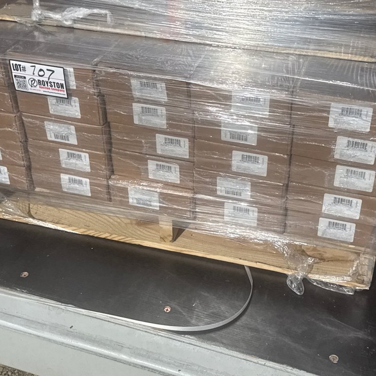 #707 • 25 boxes of new flooring 423.25 sq ft-Mohawk Optics Ember Ridge Oak