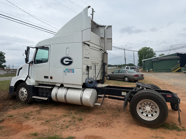#571-•-2005-volvo-vnl-truck-image-1