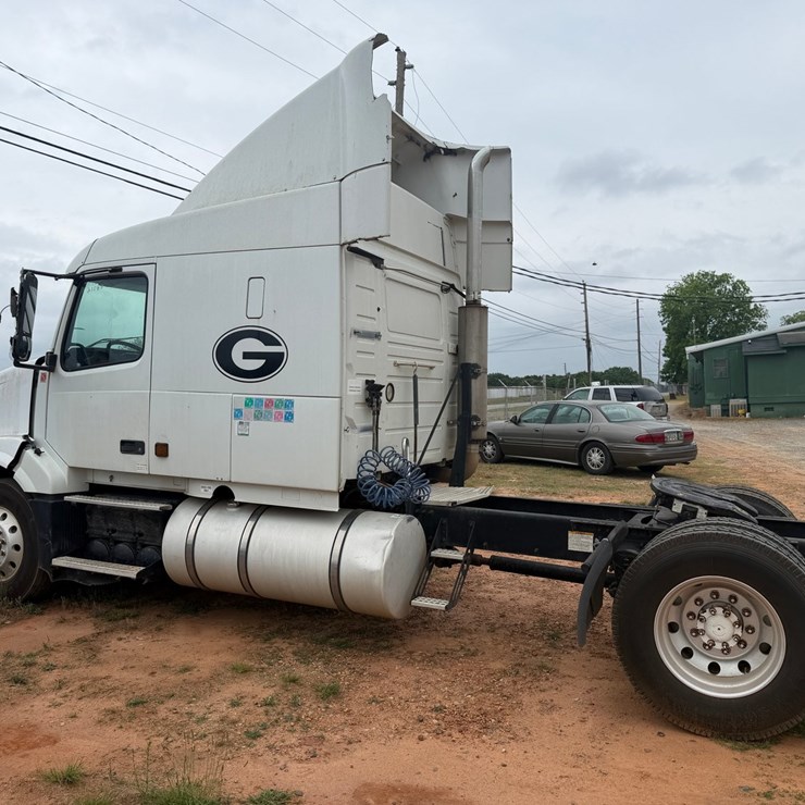 #571 • 2005 Volvo VNL Truck