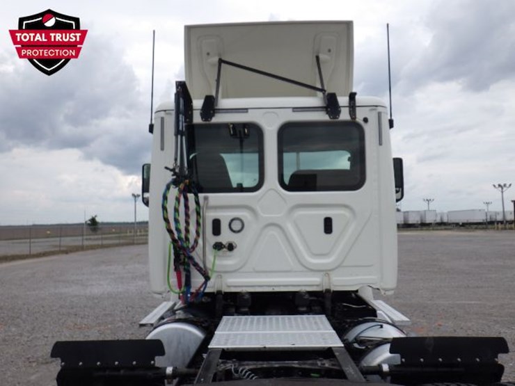 2019-freightliner-cascadia-126-image-11