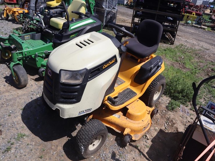cub-cadet-lxt1050-riding-mower-image-4