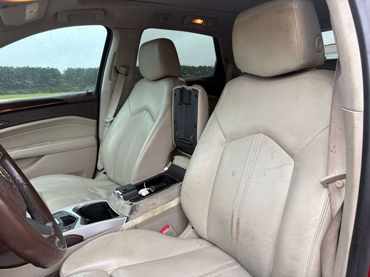 2010-cadillac-srx-image-16