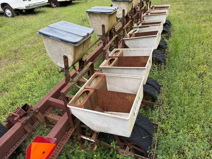#519-•-6-row-cole-twin-row-planter-image-3