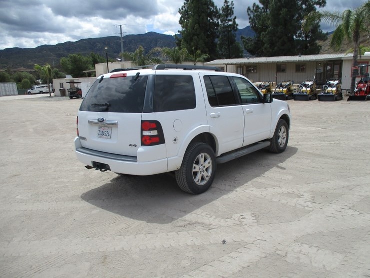 2010-ford-explorer-xlt-image-3
