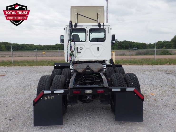 2019-freightliner-cascadia-126-image-10