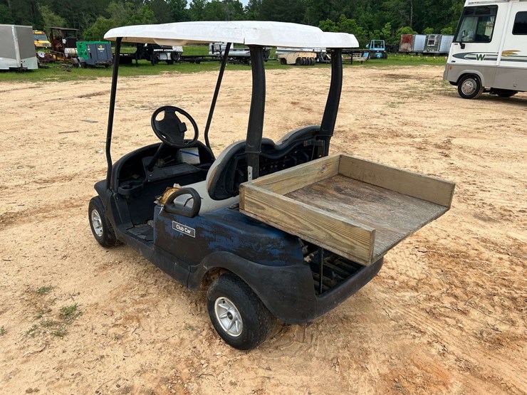 club-car-2-seater-gas-golf-cart-(2,403-hours)-image-2
