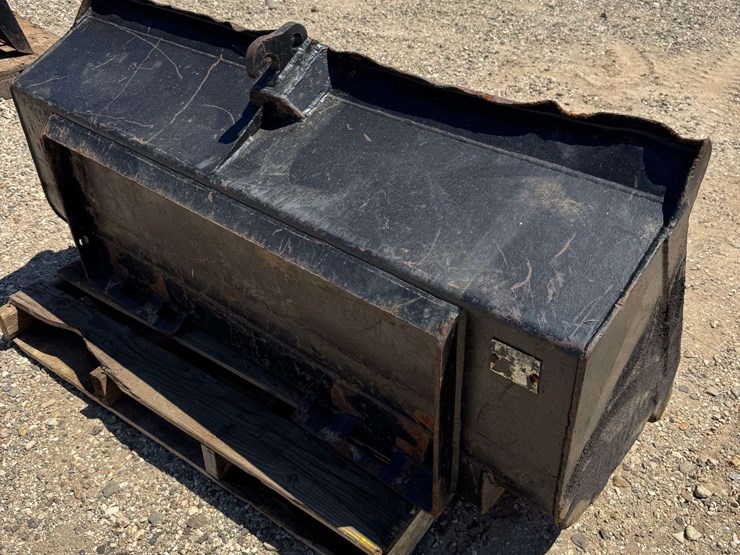 heavy-duty-5'-skid-steer-bucket-w/-replaceable-cutting-edge-image-2