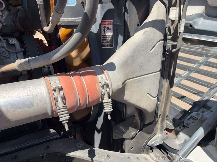 2019-freightliner-cascadia-113-image-48