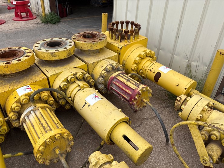 (3x$)-(3)-7-1/16”-10k-hydraulic-frac-valves-image-1