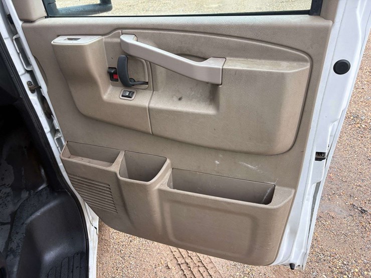 2018-chevrolet-express-3500-image-17