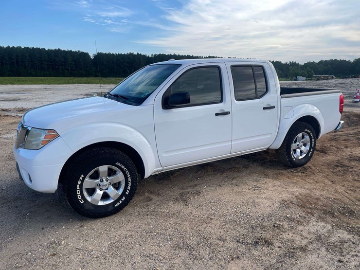 2012-nissan-frontier-sv-image-1