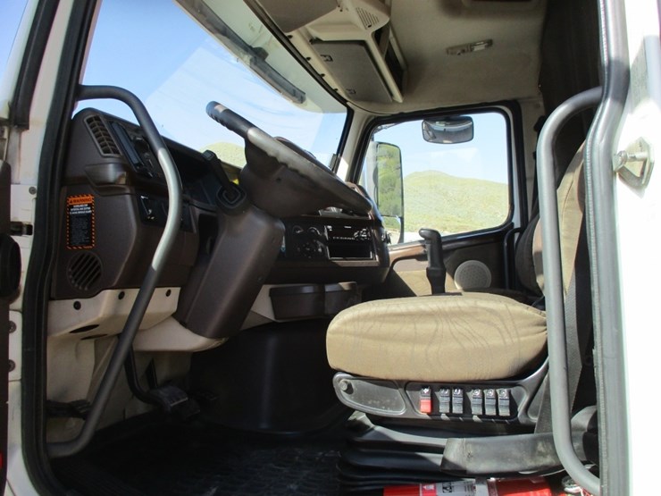2015-volvo-10-image-8