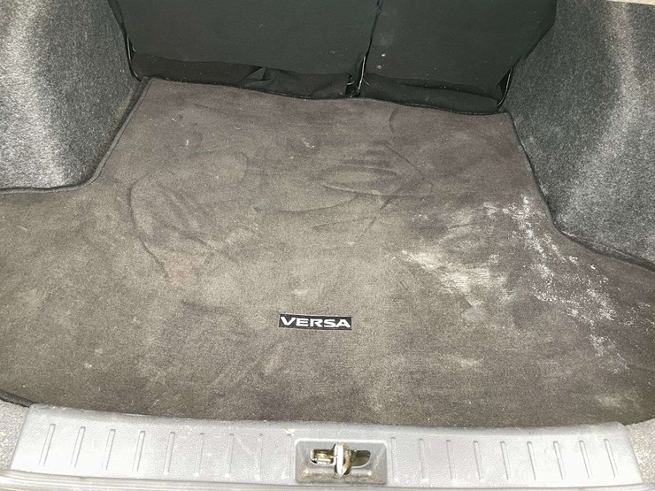 2021-nissan-versa-sv-4-door-sedan-(131,852-miles)-image-15