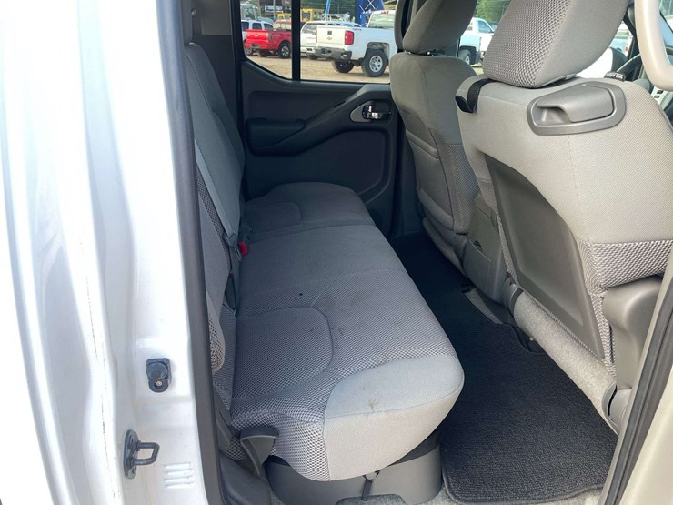 2012-nissan-frontier-sv-image-16