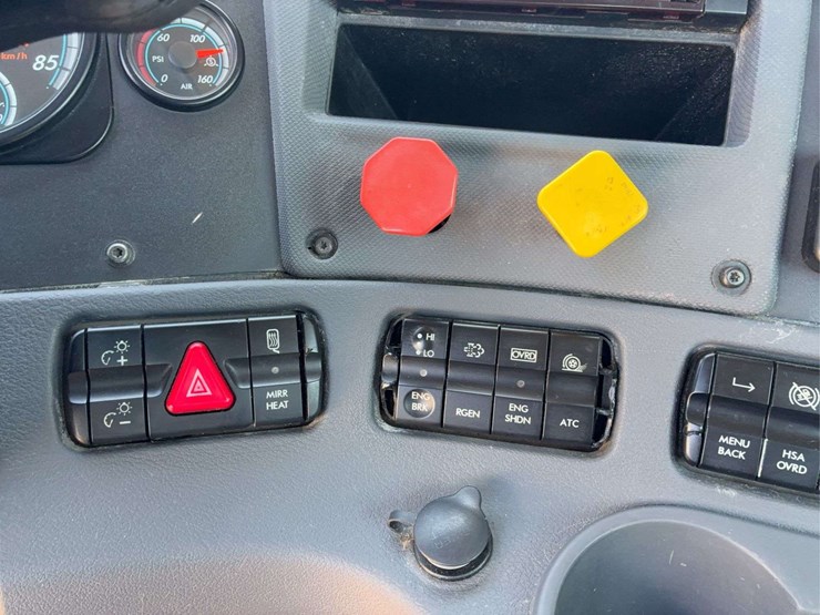 2019-freightliner-cascadia-113-image-32