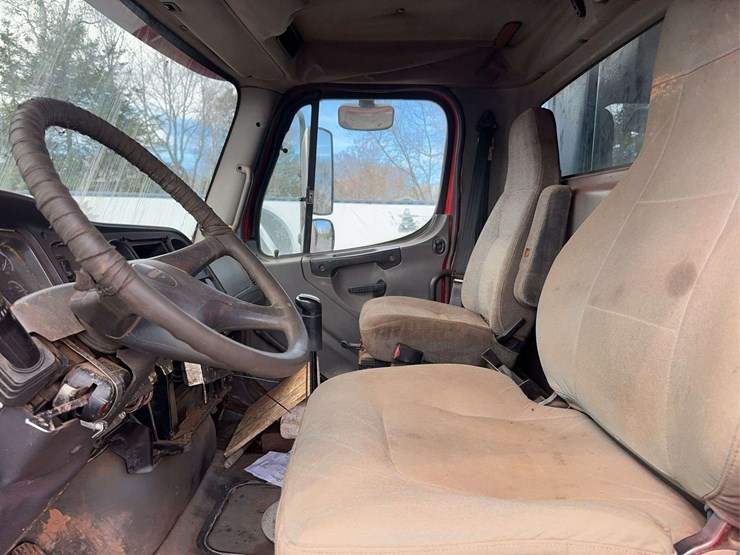 2006-freightliner-m2-106-image-20