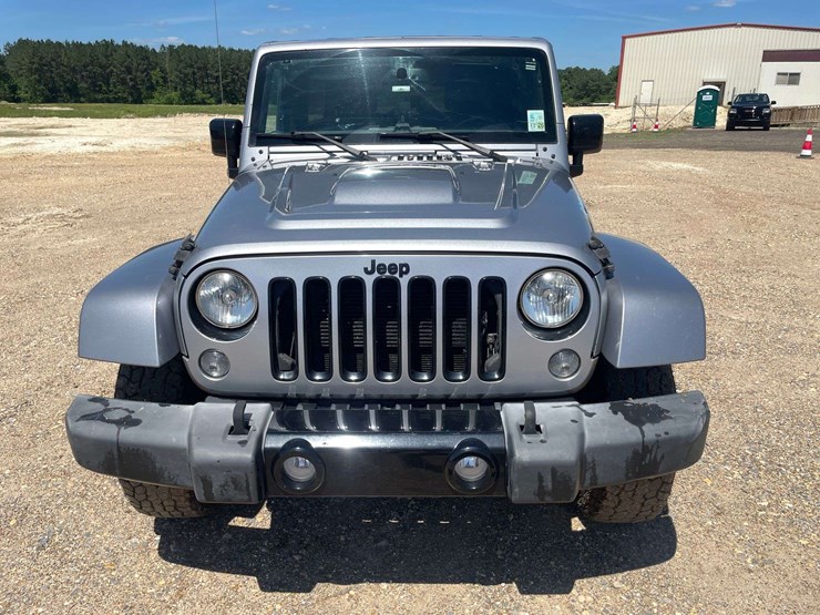 2015-jeep-wrangler-unlimited-sahara-image-5