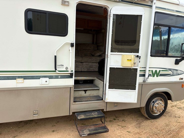 2003-winnebago-"brave"-motor-home-(12,893-miles-showing)-image-11