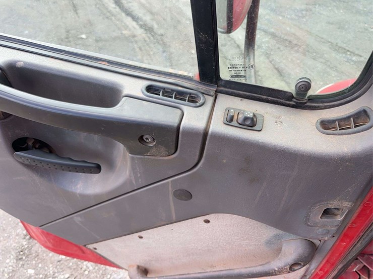 2006-freightliner-m2-106-image-27