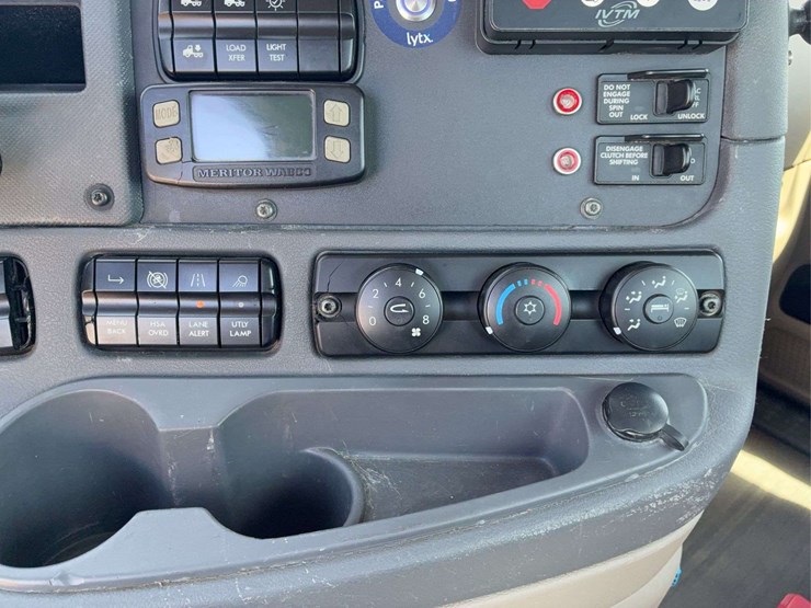 2019-freightliner-cascadia-113-image-31