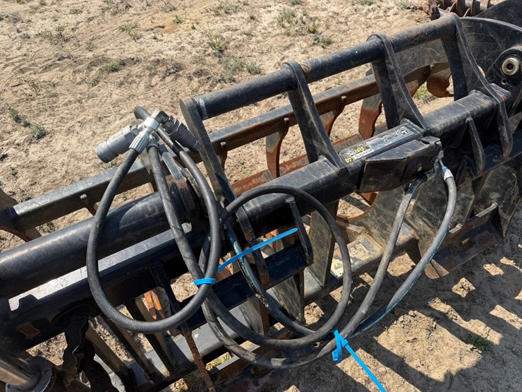 #558-•-john-deere-rr72-–-6’-skid-steer-hydraulic-grapple-image-5