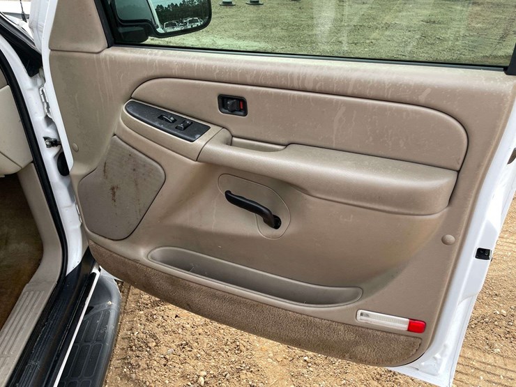 2005-chevrolet-tahoe-image-17