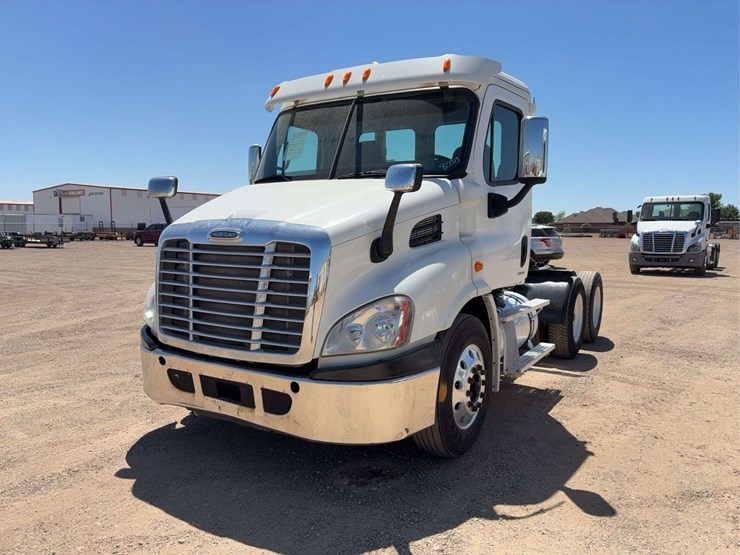 2010-freightliner-cascadia-113-image-1