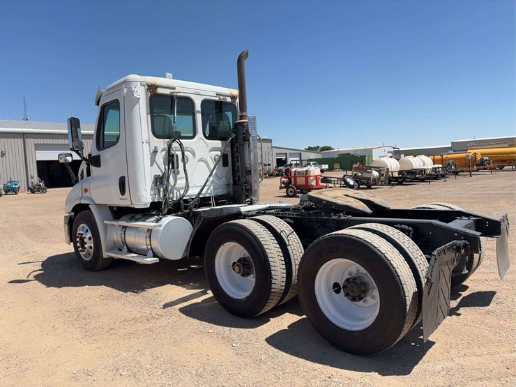 2010-freightliner-cascadia-113-image-4