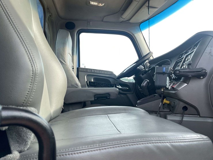 2017-kenworth-t680-image-18