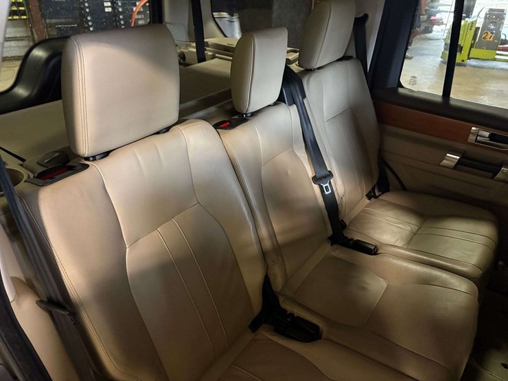 2013-land-rover-lr4-image-30
