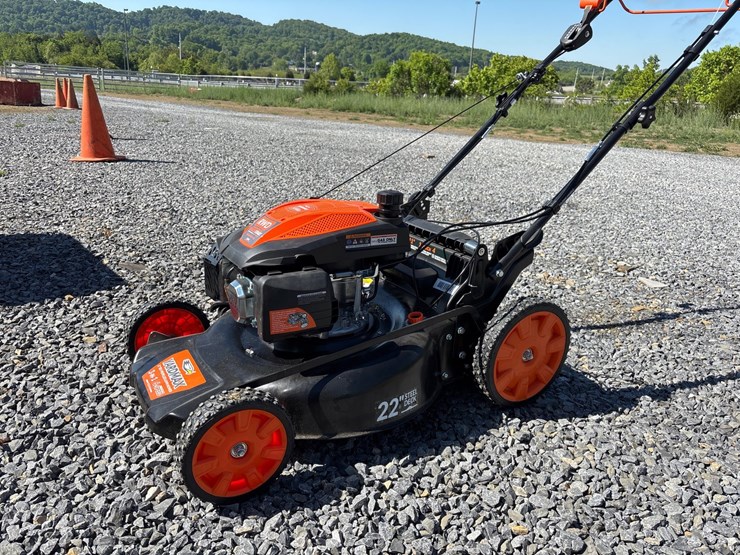 #552-•-22-inch-steel-deck-six-speed-3-1-yard-max-push-mower-image-1