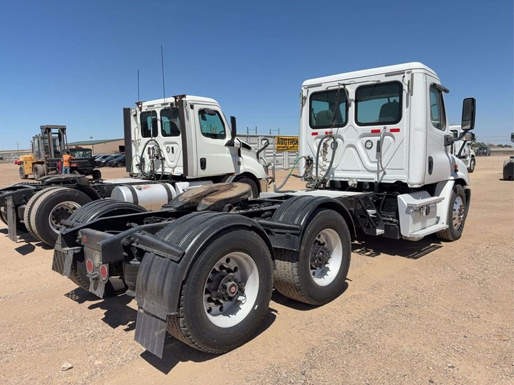 2019-freightliner-cascadia-113-image-3