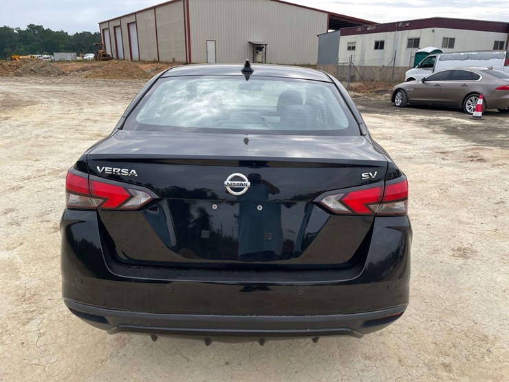 2021-nissan-versa-sv-4-door-sedan-(131,852-miles)-image-6